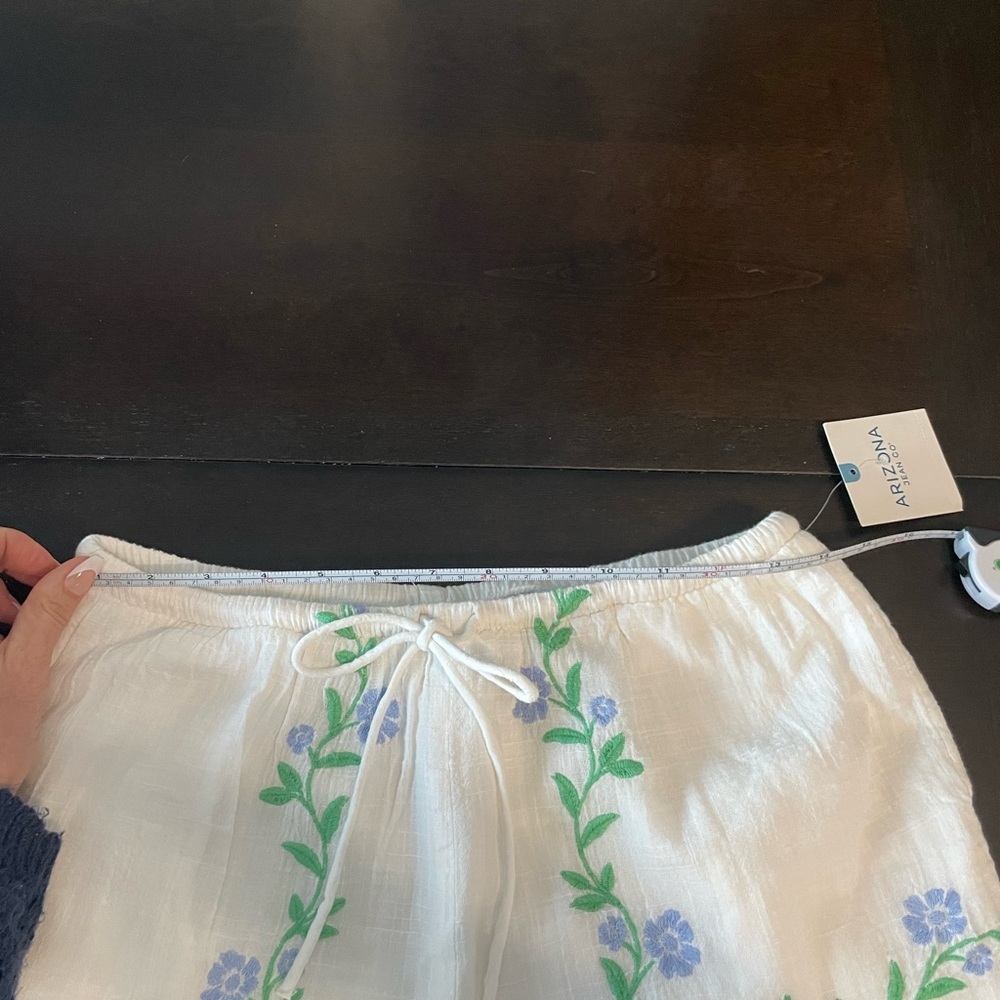 BNWT Arizona Women’s White Floral Embroidered Shorts in size medium - Picture 6 of 10